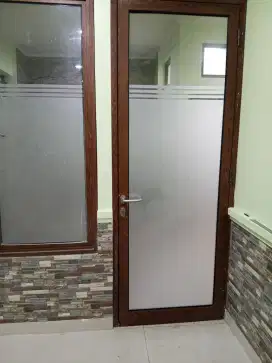 Pasang kaca film sandblast jendela rumah