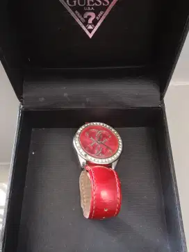 Jam GUESS wanita merah kalep.