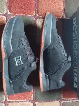 SEPATU DC SHOES