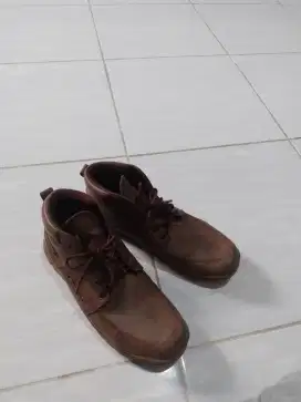 Sepatu cat boots