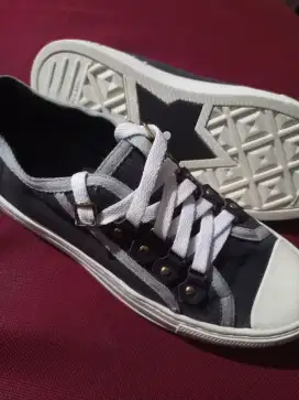 Sepatu Christian Dior