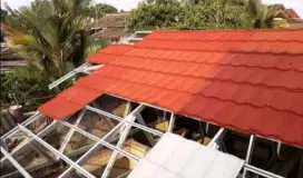 Renovasi atap lama ganti baja ringan dan genteng metal terpasang