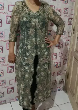 Kebaya 1 kali pakai pas acara saja