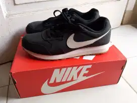 Nike MD Runner 2 SE Womens ( US 10.5, EUR 42,5, 27,5 cm)Ukuran Pria 41