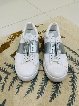 Sepatu Valentino White