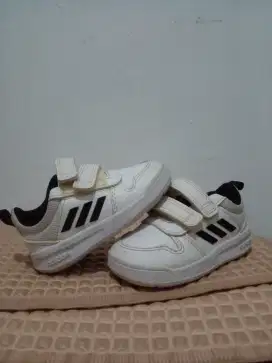 Sepatu adidas tensaur l