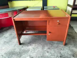 Meja kantor kayu asli