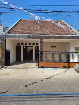 Rumah cocok buat usaha /Investasi di.jln utama ramai