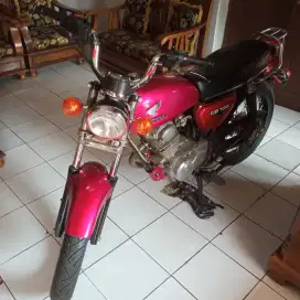 CB 100 tahun 1976 warna Merah