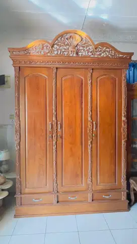Lemari jati mewah terawat