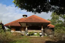 Dijual Villa Garut lokasi kaki gn.papandayan strategis + perkebunan