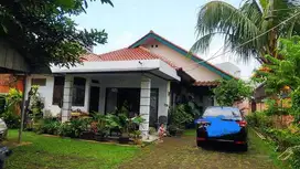 Dijual Rumah Halaman Luas Di Area JAti Waringin Pondok Gede