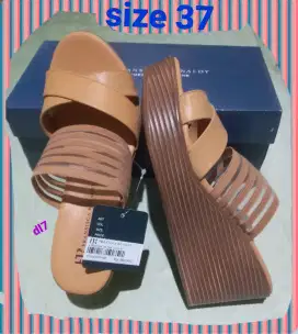 Sandal branded wanita