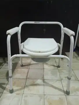 Kursi Duduk Buang Air Besar dan Kecil