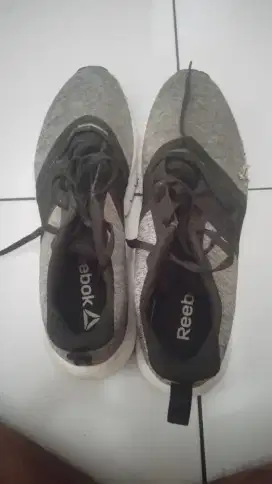Sepatu Kets scnd kond 75%. REEBOK, ukrn 42/43. Hrg nego-non ongkir.