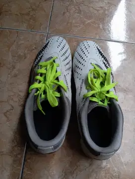 Sepatu futsal ori adidas