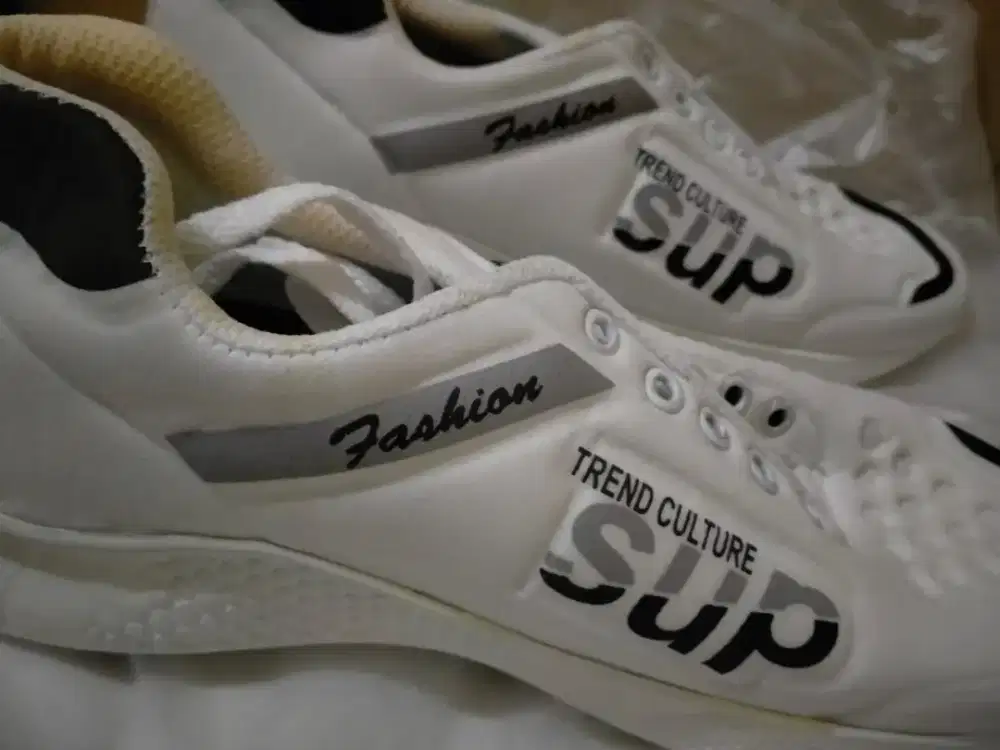 Sepatu sport, sepatu laki laki, sepatu putih