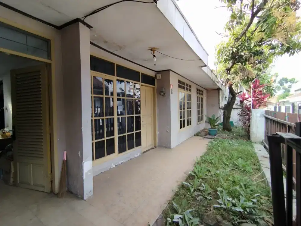 Rumah lama di komplek Margahayu raya Soekarno Hatta dijual cepat