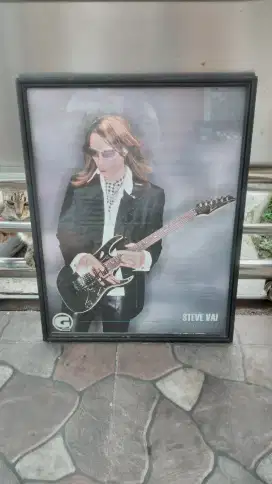 Poster Bingkai Kaca Lis Kayu Gitaris Steve Vai 57x44 cm