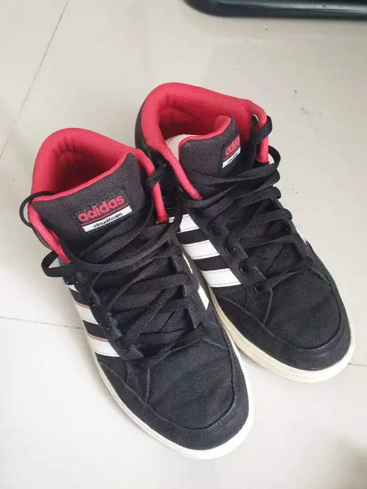 Sepatu casual , olahraga , sekolah