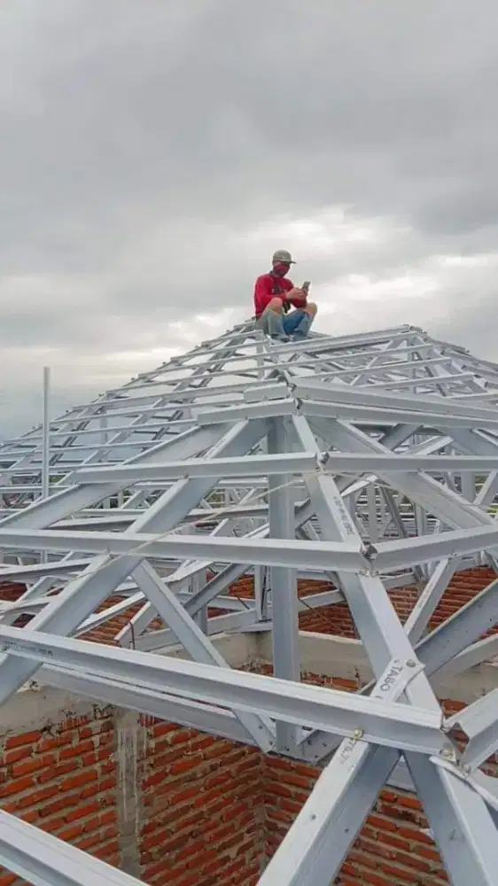 MELAYANI BONGKAR PASANG ATAP LAMA KAYU GANTI BAJA RINGAN SNI