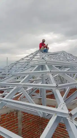 BONGKAR PASANG ATAP LAMA KAYU GANTI BAJA RINGAN SNI