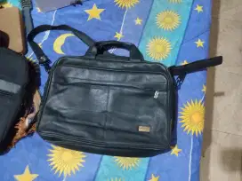 Tas kulit warna hitam