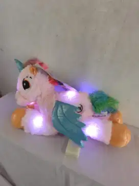 Boneka unicorn nyala