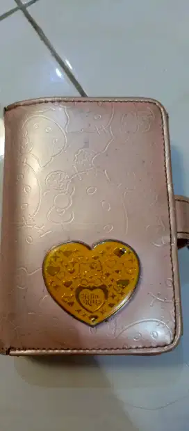 Dompet wanita. Hello kitty. Banyak sekat&kantongan.masih layak pakai.