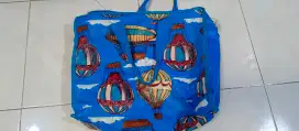 Tas tenteng. Bahan terpal. Ukuran lumayan besar. Masih layak pakai.