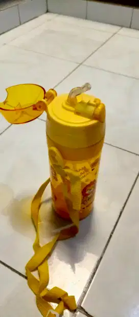 Botol minum bertali dan model sedotan. Ukuran 600ml.masih bagus.
