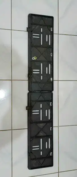 Tatakan pelat nomor mobil. Ukuran pelat terbaru & paling besar.