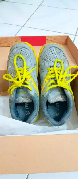 Sepatu badminton anak anak. Ukuran 33-34. Merk Eagle. Masih bagus.