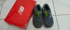 Sepatu sekolah. Original new balance. Ukuran 33-34. Masih layak pakai.