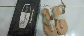 Sandal bertali merk yongki komaladi, ukuran 36-37. Masih bagus.