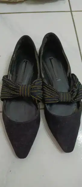 Sepatu wanita. Original Charles&Keith ukuran 36. Masih layak pakai.