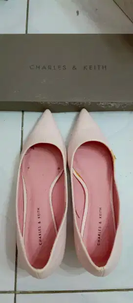 Sepatu wanita ada hak pendek. Ukuran 36. original Charles &Keith.