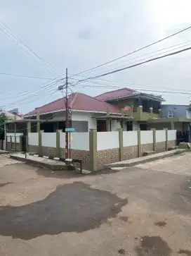 Di jual rumah di hoek baru selesai di renovasi