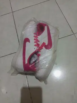 Sepatu sport putih  pink ukuran 37