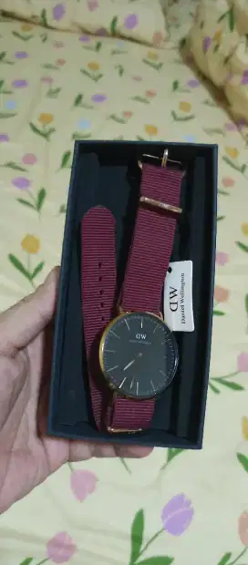 Jam tangan Daniel Wellington.