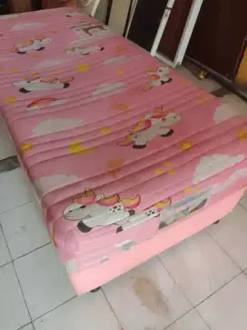 Tempat tidur anak dan dewasa