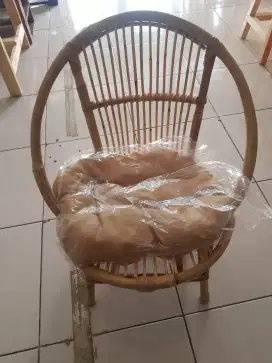 Kursi rotan berikut bantal