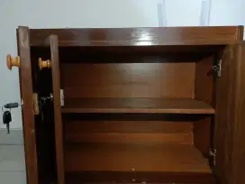 Lemari farmasi sesuai aturan kayu