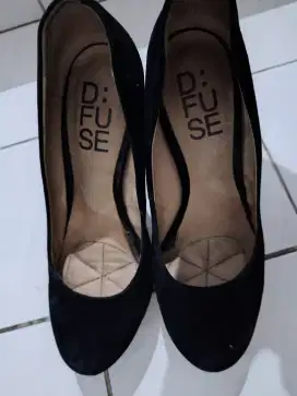 Sepatu wanita hak tinggi