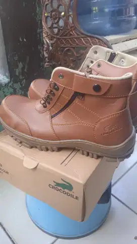 Sepatu boot CROCODILE