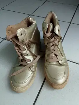 Sepatu nyaman gaya trendi