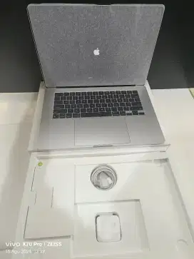 Macbook Air M2 15inc 8/256gb Cc63 (Baru 63 kali ngecas aja) Bh 100%