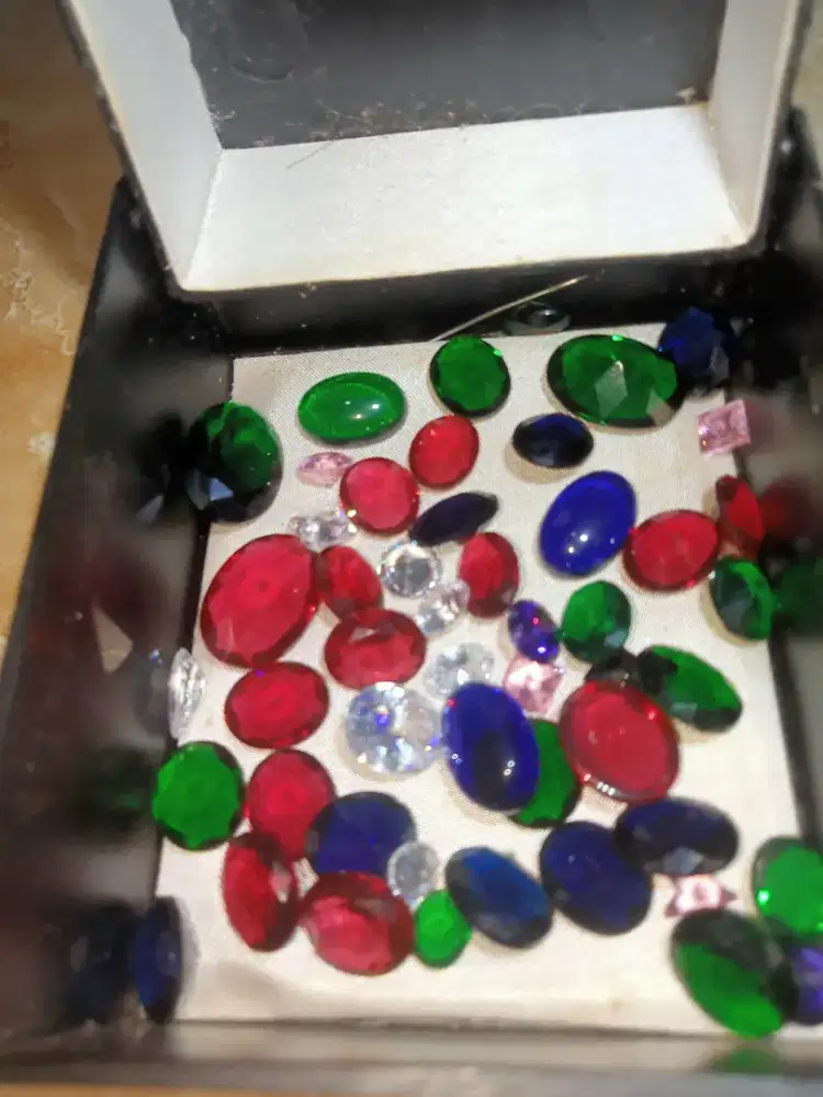 Aneka jenis batu permata di borong