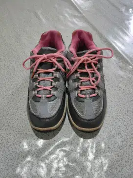 Sepatu Gunung Giovanni Valentino