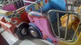 Boneka fiber dan kereta anak